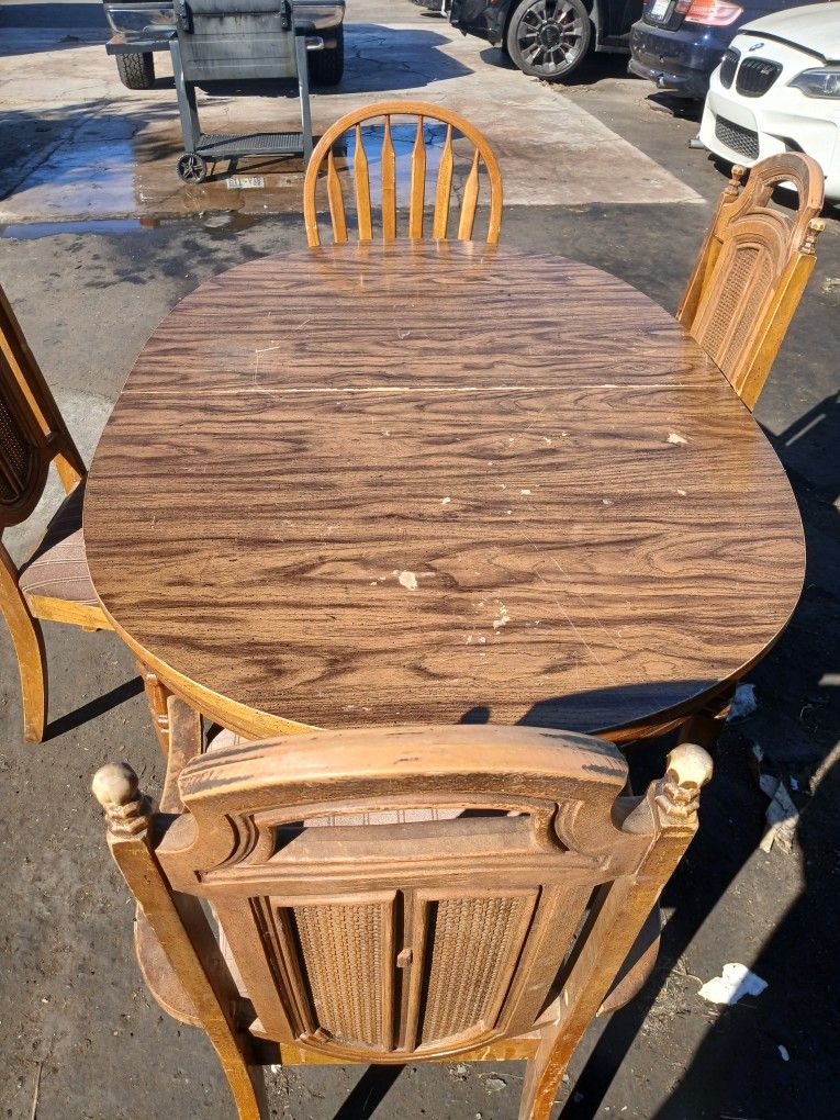 Good Condition 4 Chairs  2 Leefs  $25 And Table 
