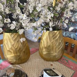 Gold vases 