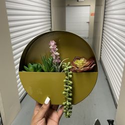 misc office decor and frames 