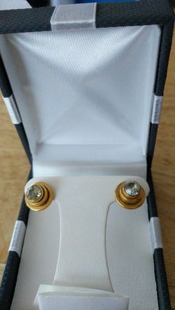 Gold earrings with cubic zirconias