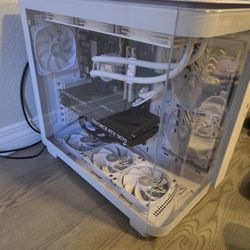 Skytech High-End White Gaming PC - RTX 5070 / Ryzen 7 9700X / 32GB DDR5 / 2TB SSD