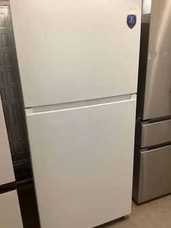 Midea 30 in. 18.1 cu.ft. Top Freezer Refrigerator New Scratch and Dent