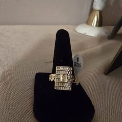 Anillo size 8 de oro laminado de 18 kilates de excelente calidad