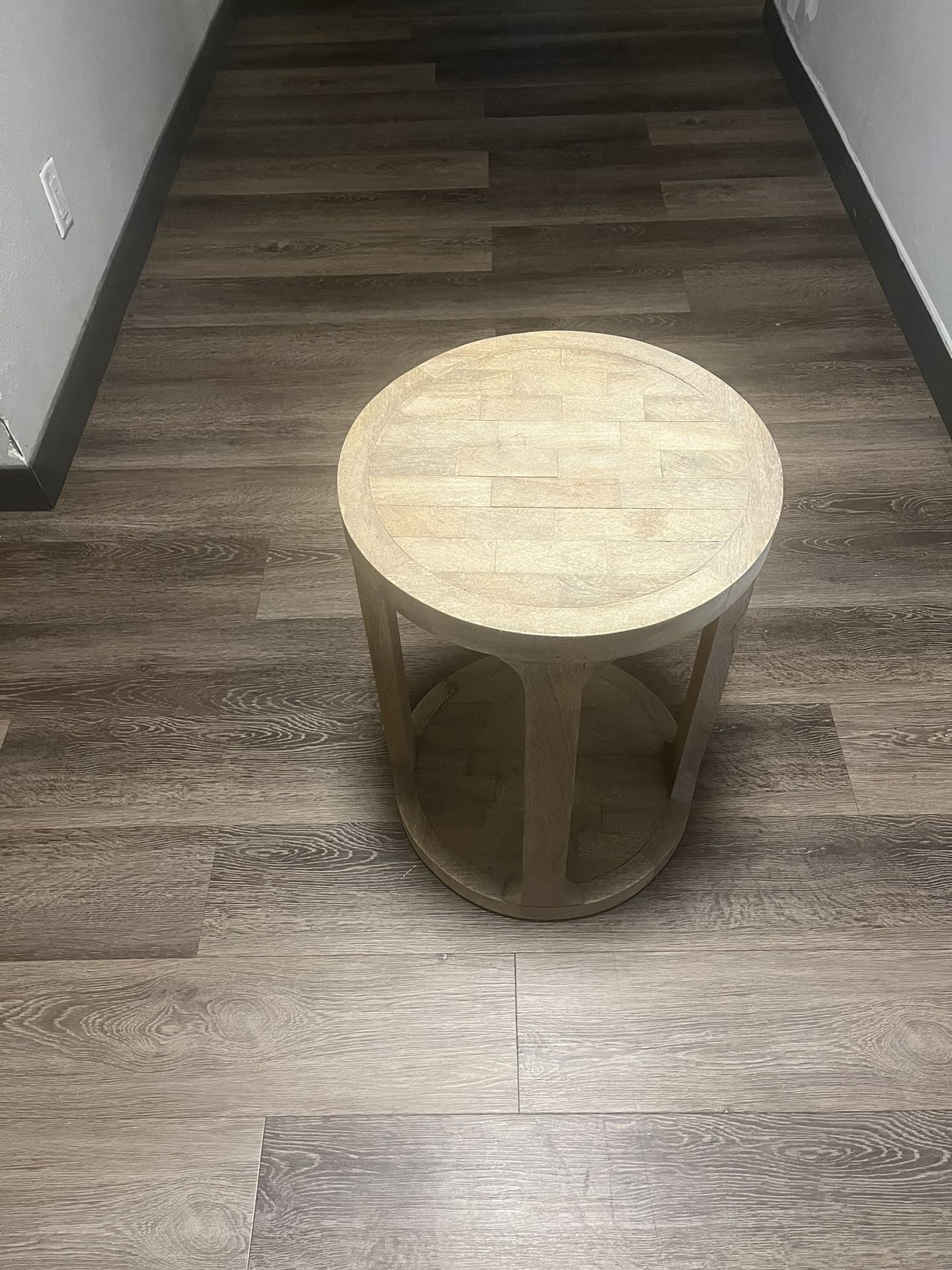 Table (Accent Table/End Tables)