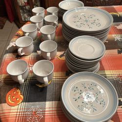 Beautiful Vintage Fascino Stoneware Dinnerware Set 