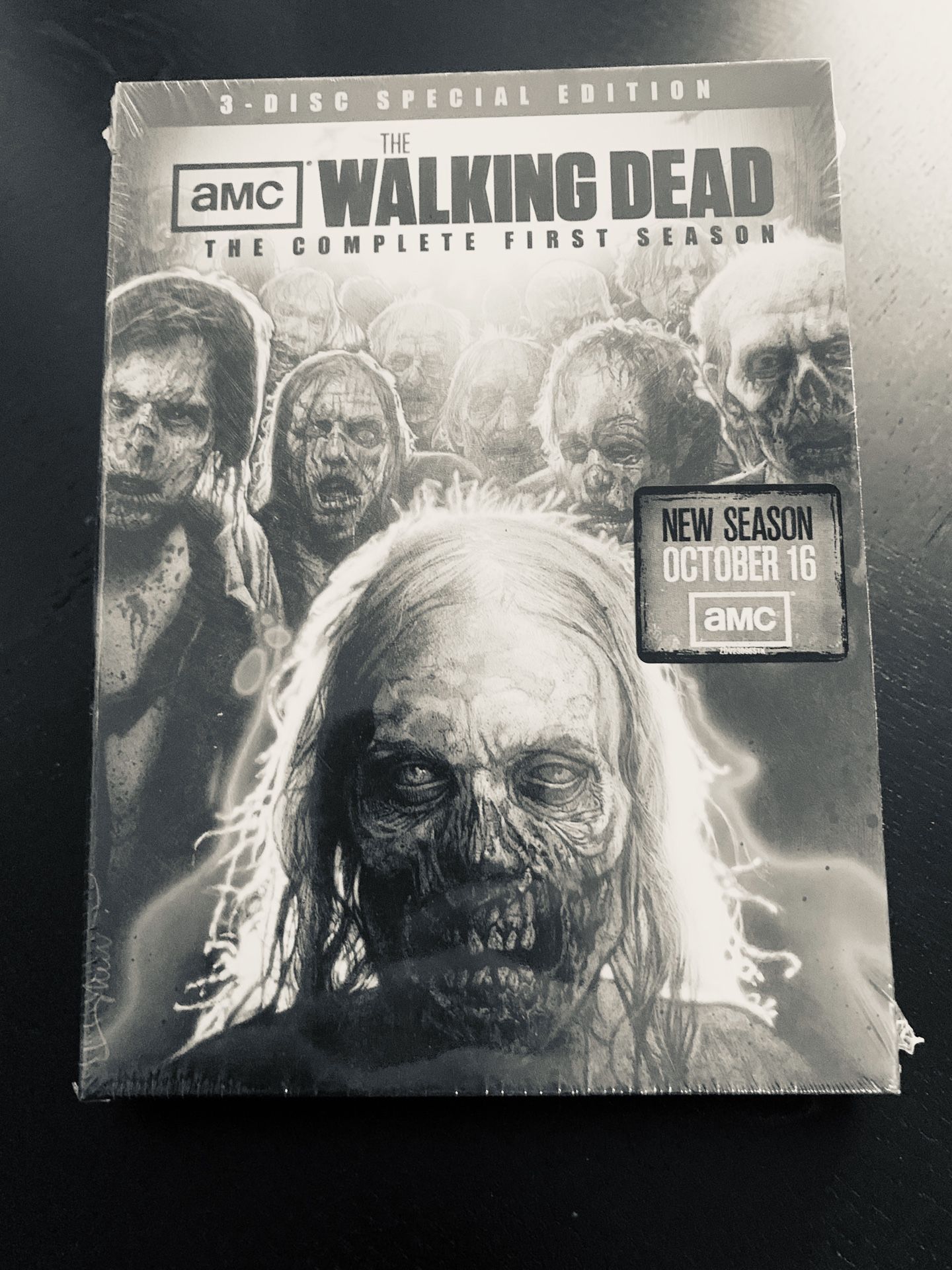 The Walking Dead complete first season. 3 disc special edition