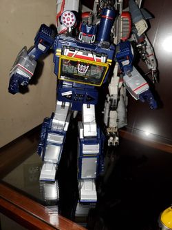 Transformers Soundwave figure