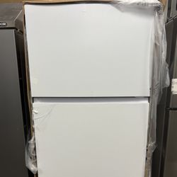 Hisense Top Freezer Refrigerator (White) | ($0 Down) | Warranty Included