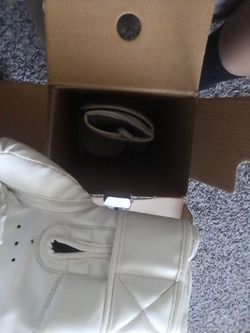 Color white