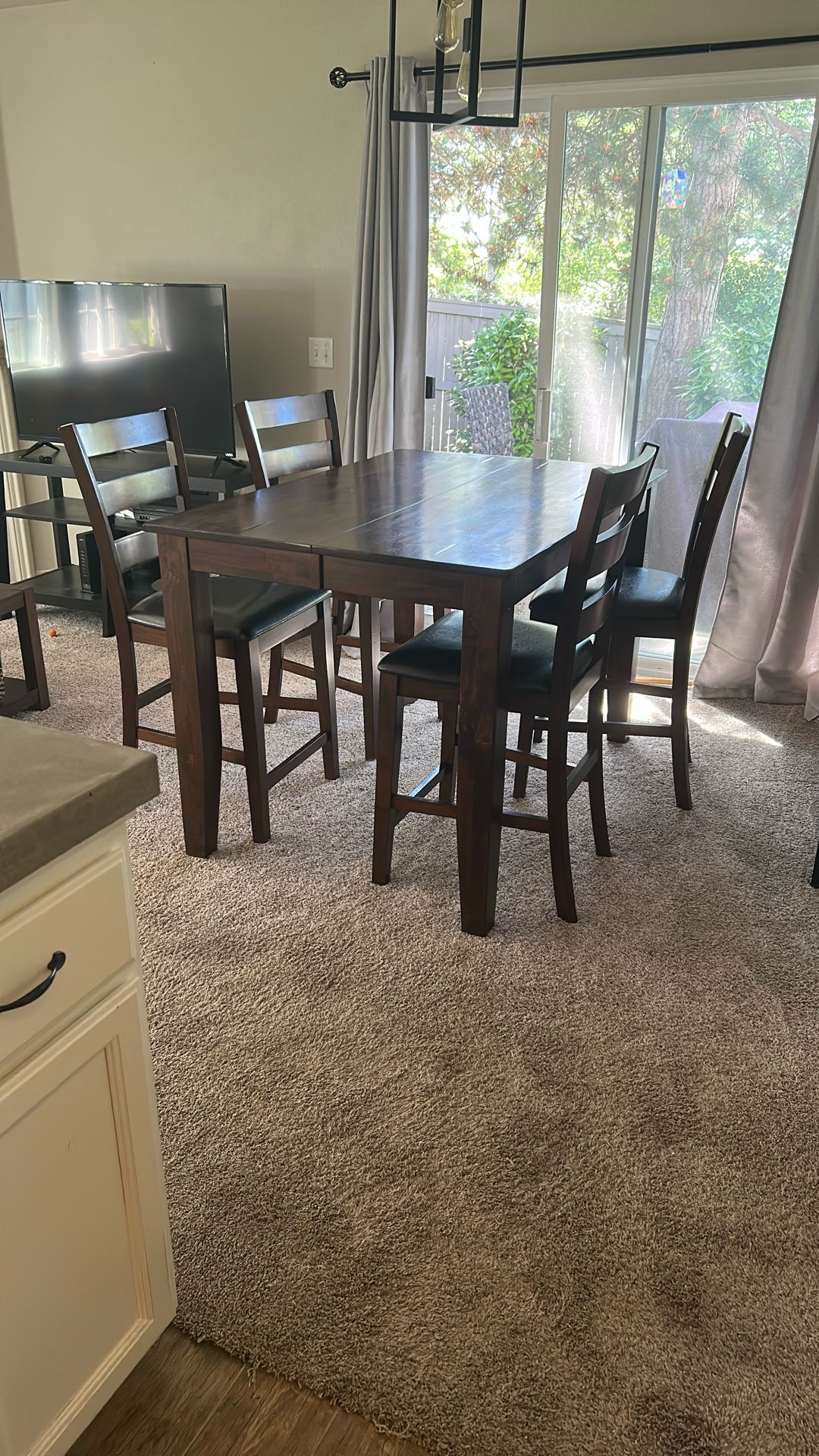 Expandable Dining Table 6 Chairs!