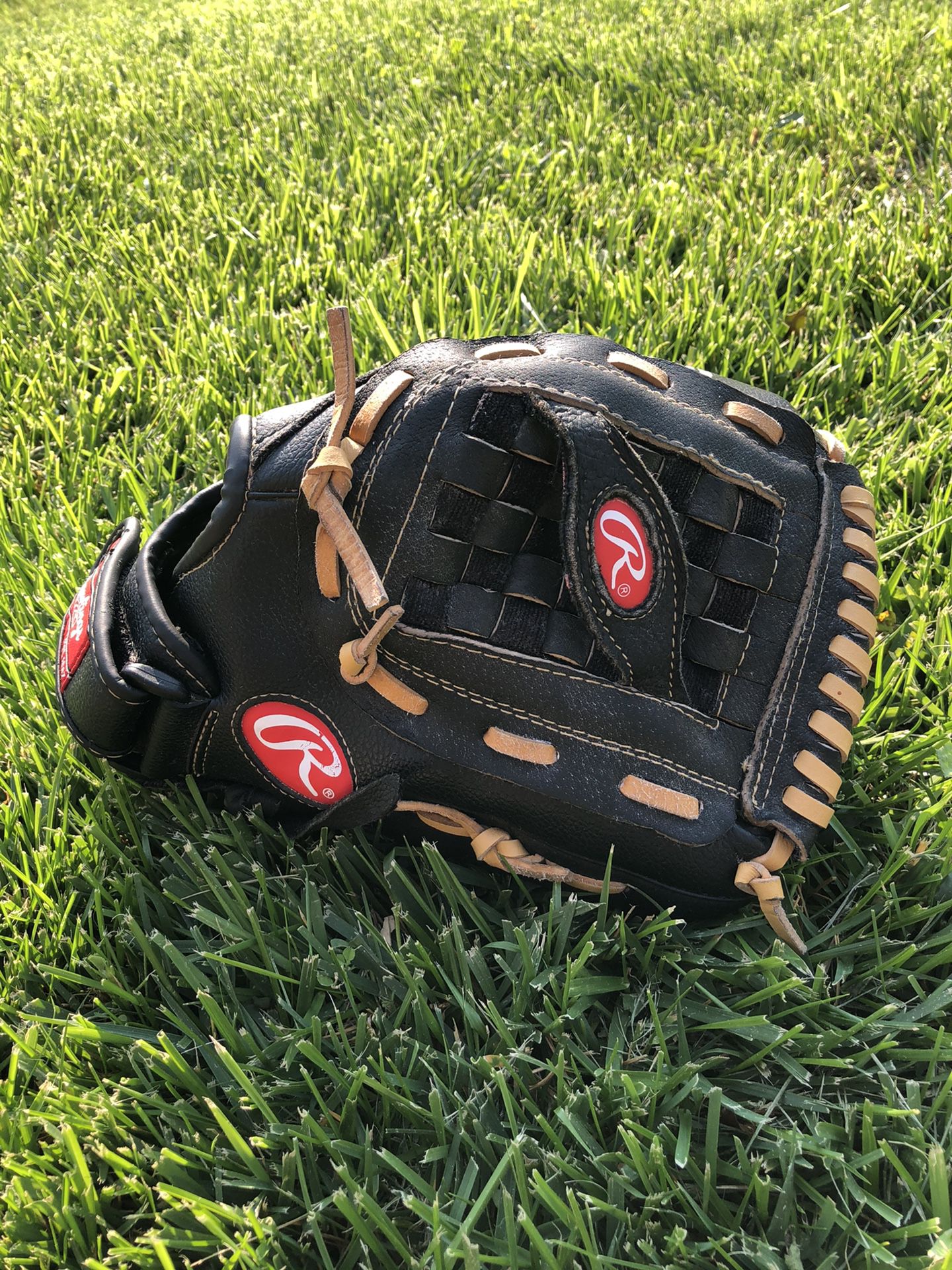 Rawlings 12 1/2” softball glove.