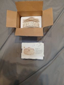 Lenox Collections ceramic  "Endless Love "music box