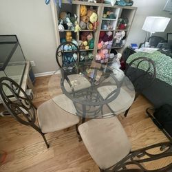 Nook/dining room table With Chairs 
