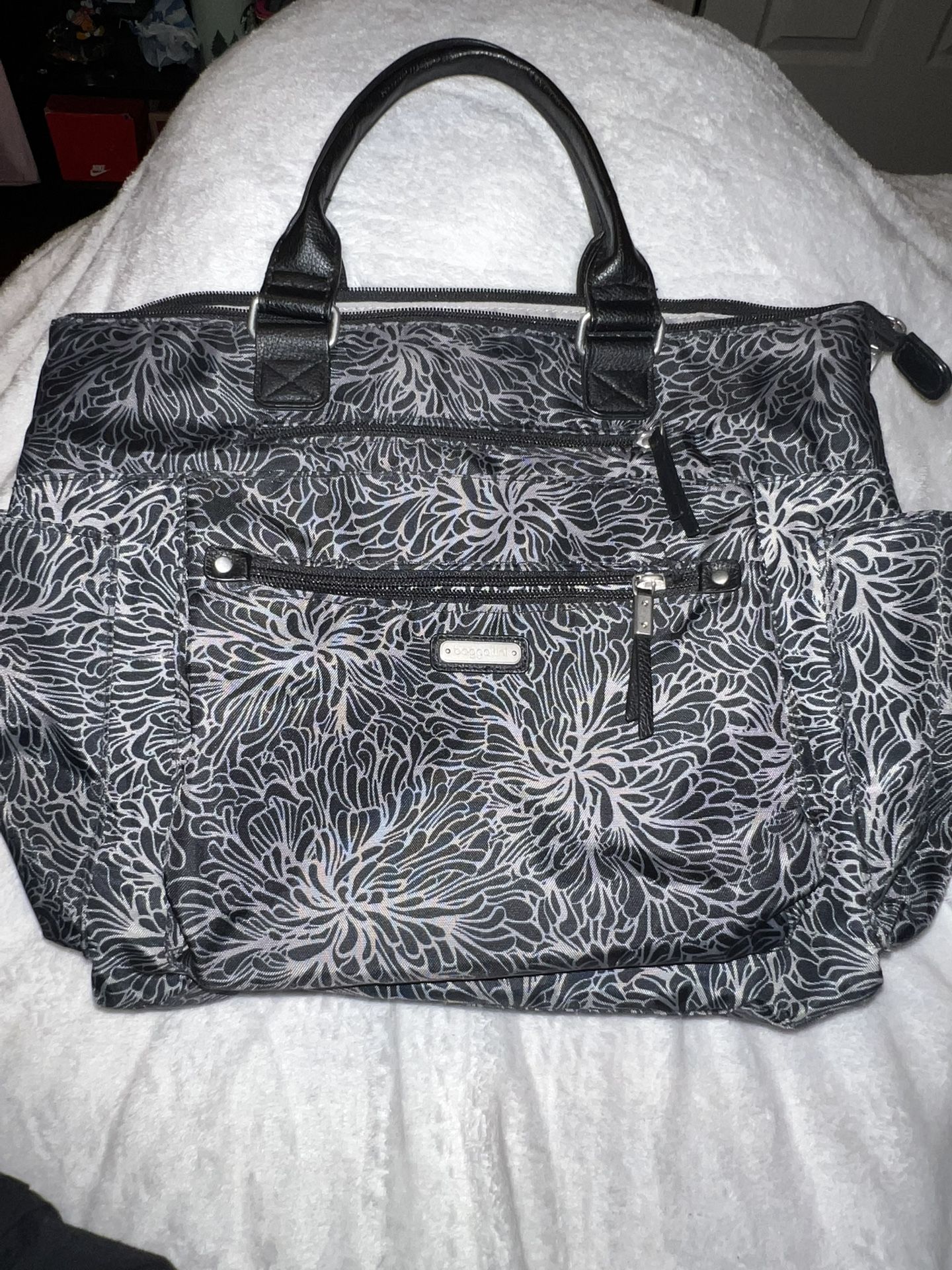 Baggallini multi functional travel bag