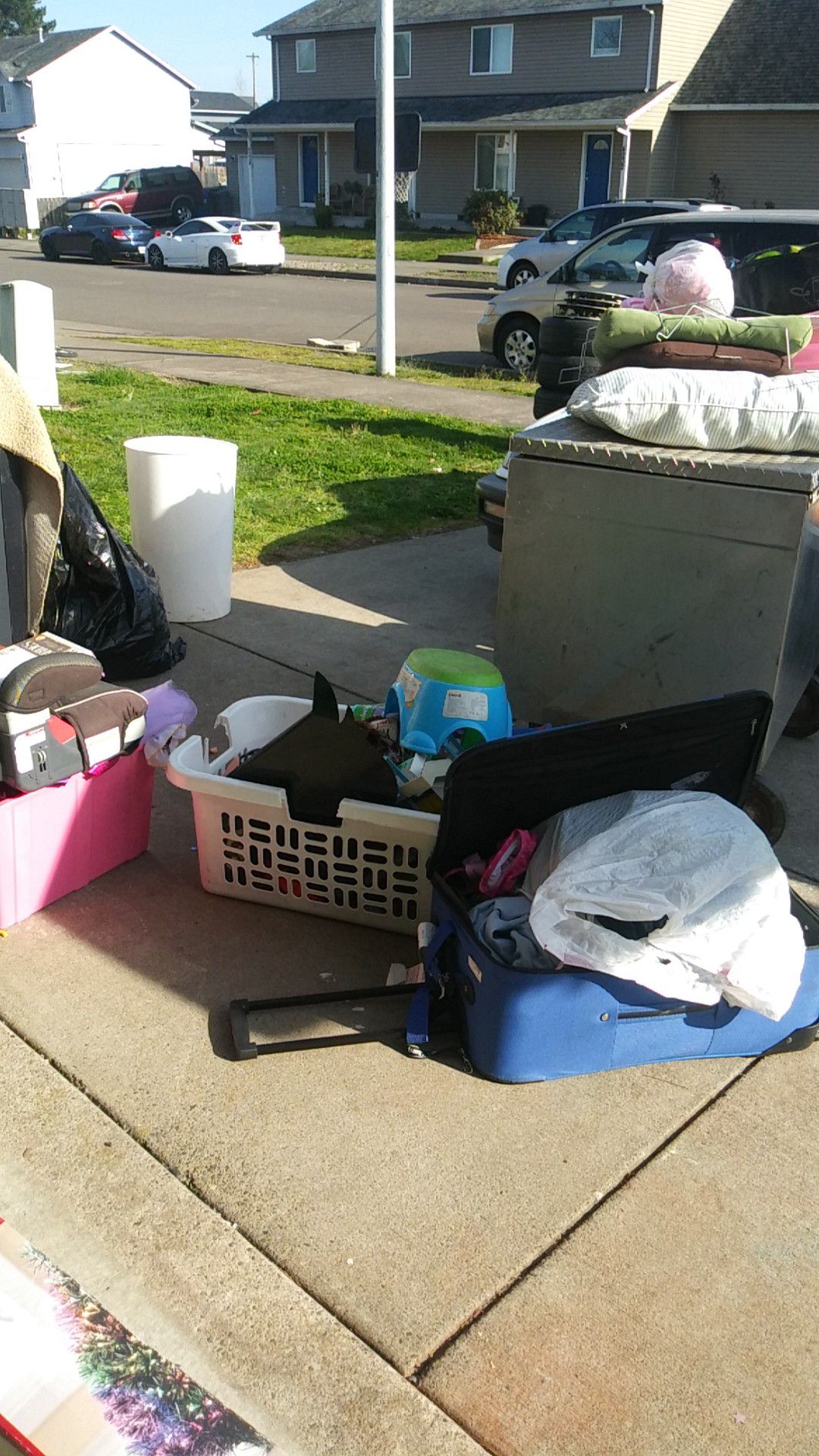 Free Baby 3-6mon.clothes tubs,kids clothes and toys, miscellaneous stuff take all 3170 Tierra Dr NE Salem ,Or