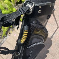 kids Acquitygolf stand bag with double shoulder strap and Club dividers .