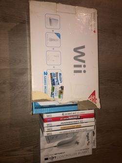 Nintendo Wii (White) 2 controllers 2 nunchucks and 5 games
