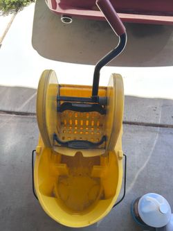 Rubbermaid mop bucket