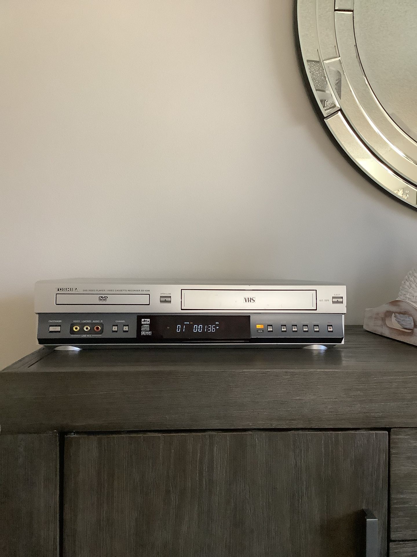 * TOSHIBA * HQ * 4-HEAD HI-FI STEREO VHS VCR AND DVD PLAYER AND CD PLAYER COMBO UNIT IN EXCELLENT CONDITION . MUST SEE TO APPRECIATE .