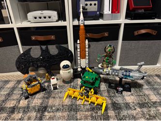 Lot of 6 Lego sets. Star Wars, Batman, Space, Marvel, Disney.  Price in description