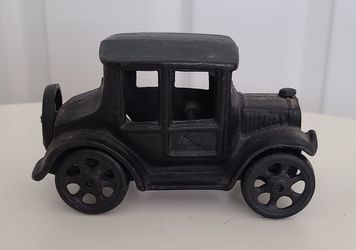 Vintage Cast Iron Art Ford Model T Toy Car Made in USA 
5¨ Collectible 
