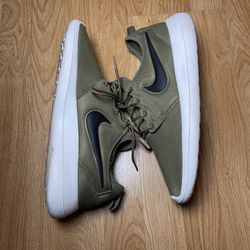 Nike roshe run Olive size 10