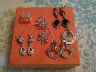 5 pair of earrings with 1 matching pendant