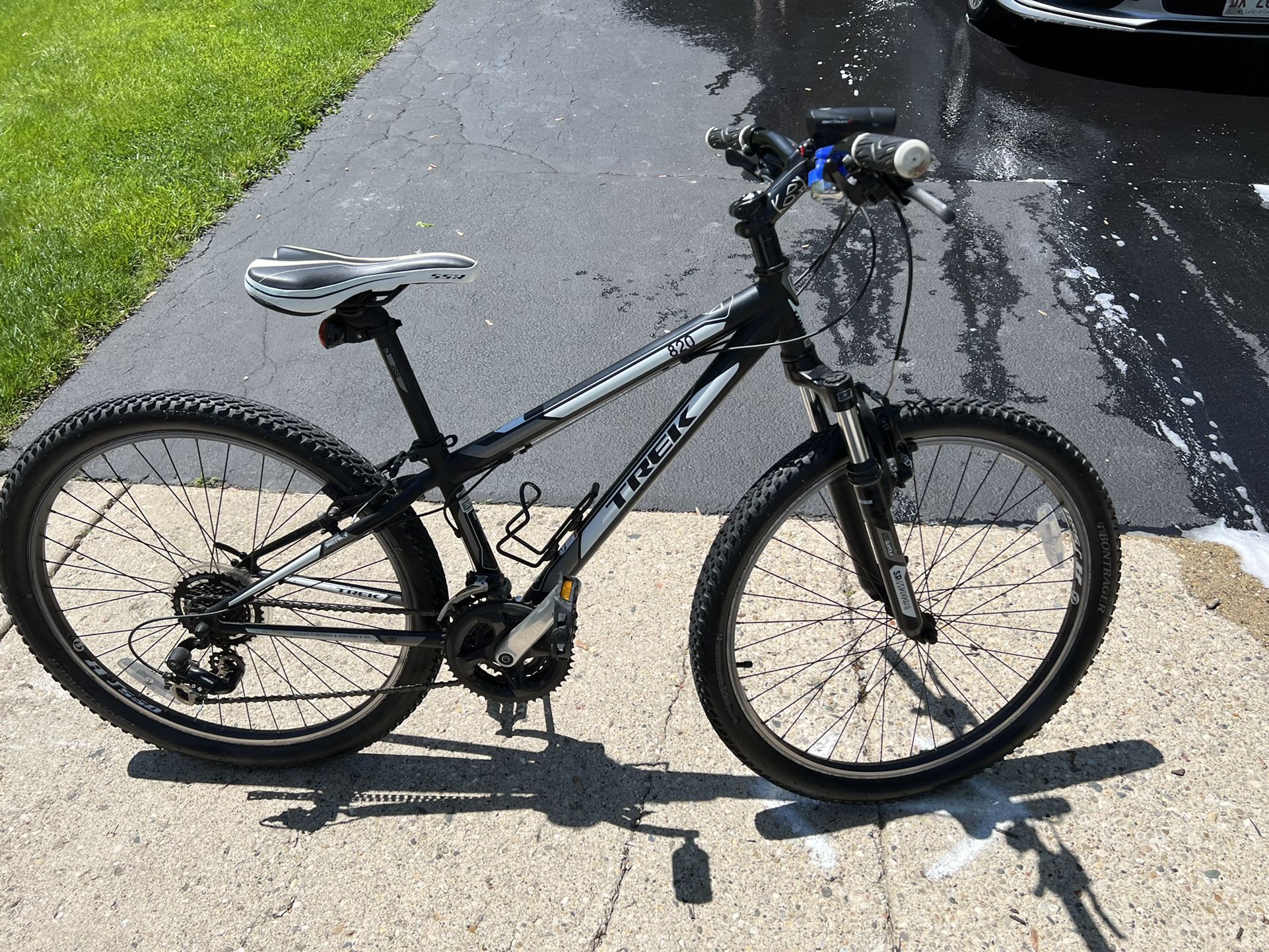 Used Trek 820 single track series adjustable mountain bike with added kickstand