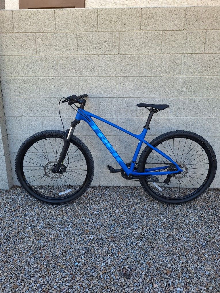 TREK MARLIN 5 MOUNTAIN BIKE 29 ER LIKE NEW ( CHECK MY OTHER BIKES )
