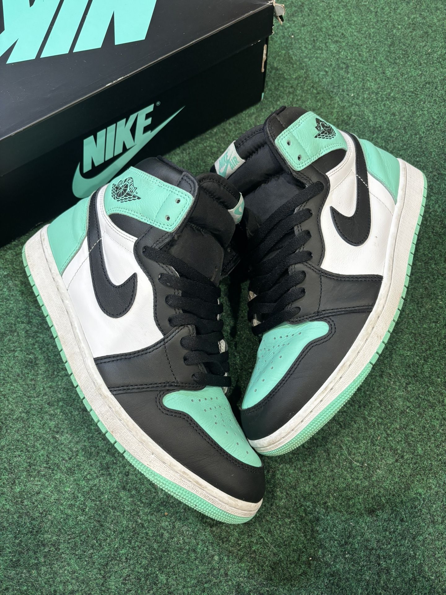 JORDAN 1 GREEN GLOW SIZE 10.5