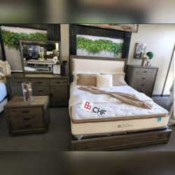 4 Pc Queen or King bedroom set