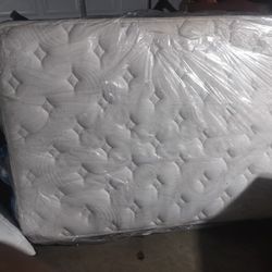 Full Size Avalon Golden Mattress Still In The Plastic (Not Firm On Price Make Me A. Offer)