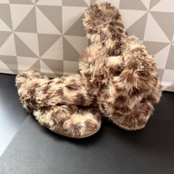 Women’s Fuzzy Slippers Size: Med (7-8)