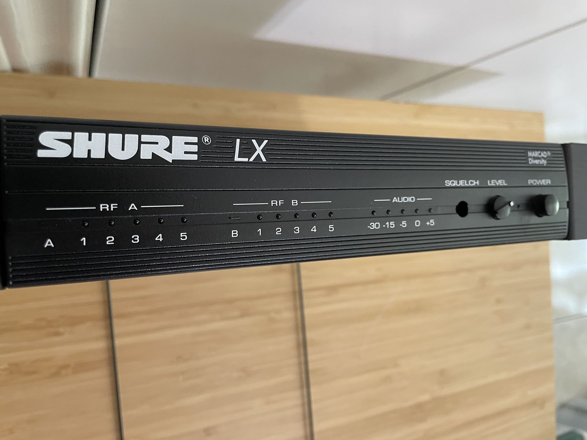 Shure LX4 Wireless Microphone System Diversity Receiver (Rack-mountable)
