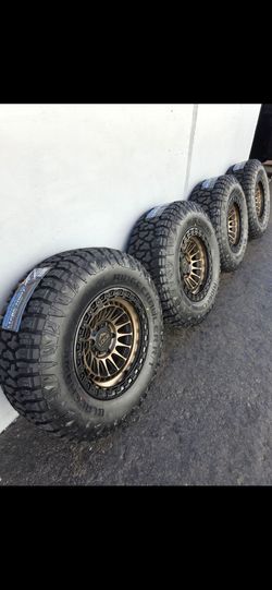 17" LOCK w- 33" RT tires