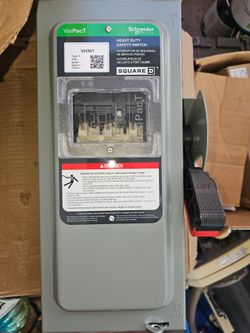 New in box 30amp 3-pole heavy duty electric safety switch