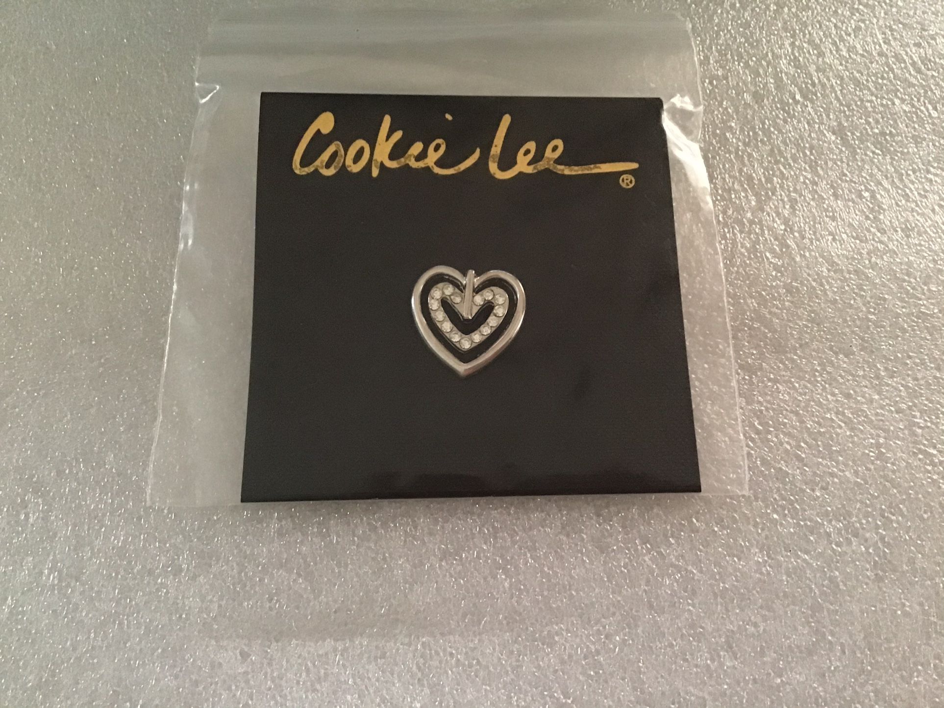 New Cookie Lee Heart of Rhinestone Silver Tone Double Design Brooch. / Cookie Lee Pin de Corazón Doble Plateado con Cristales Tallados.