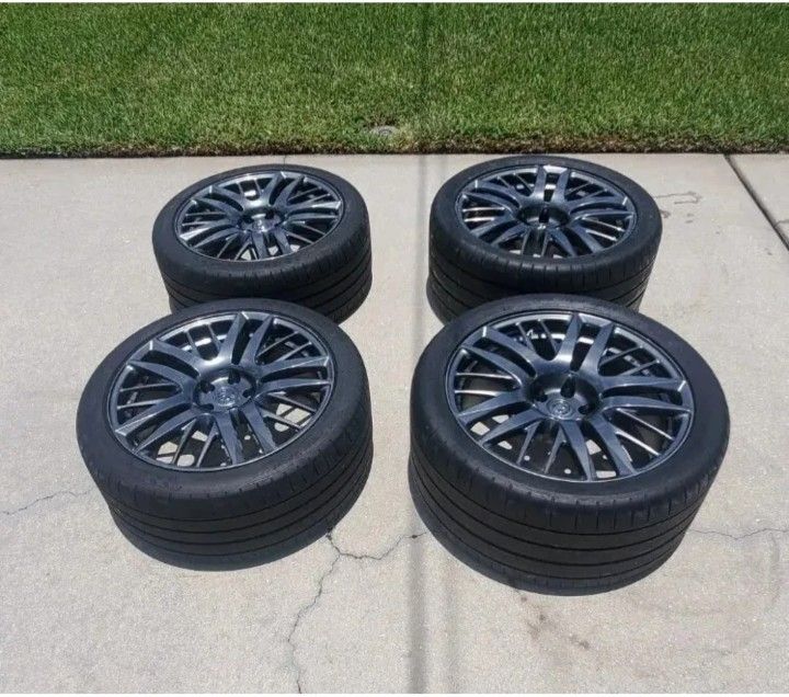 20" Nissan GTR OEM rims with tires 335 And 285 With 75% Tread