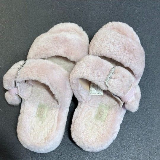 UGG - Light Pink Fuzzy Slipper