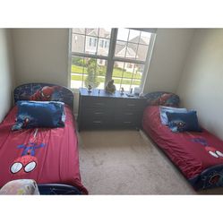 Two Spider Bed With Mattress With Comforter, Everything With The Dresser