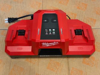 Milwaukee Dual Bay Simultaneous Super Charger