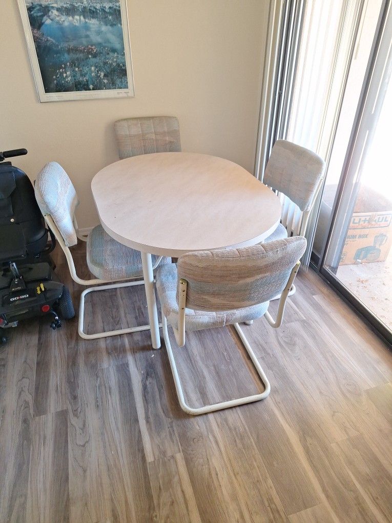 Kitchen Table w 4 Chairs