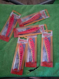 SMALL  FISHING LURES 🎣 $5, EACH.