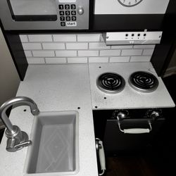 Kids Wooden Kitchen Set – Good Condition, Minor Repair Needed