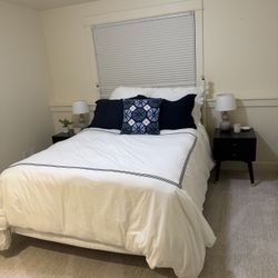 Queen Bed Set With Bedding & Pillows