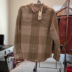Men’s LG Levi’s Long Sleeve Shirt.  Tan Color