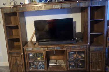 Large Wood Entertainment Center with Slate Tile/ Mueble de sala