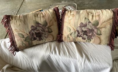 OU090526 Floral Decorative Throw Pillows with Fringe, Set of 2