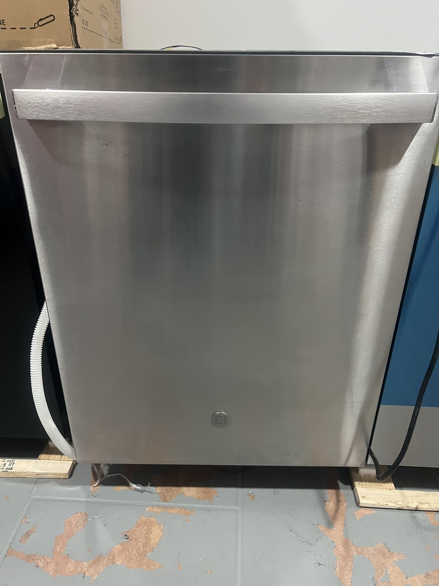 Selling Dishwasher GE In Stainless Steel