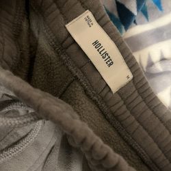 Mens (M) Never worn Hollister sweatpants. 